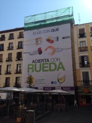 LONA EN PLAZA DE CHUECA (MADRID)